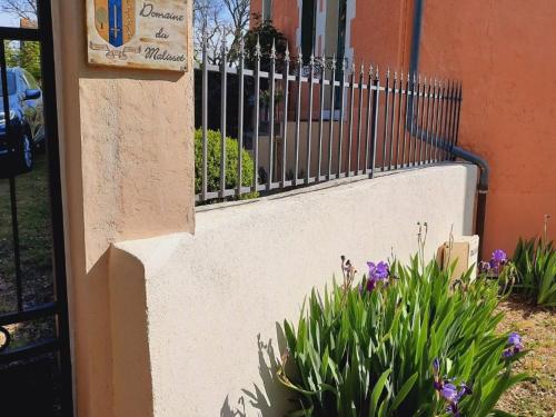 Maison independante avec grand jardin, terrasse, plan d'eau securise et salle de jeux pres du lac d' in Bazaiges