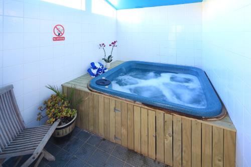 Bồn tắm nước nóng, Onetangi Beach Apartments in Đảo Waiheke