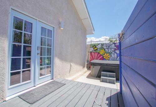 Bohemian Chic an Eclectic Escape-Hot Tub-Pet Friendly-No Pet Fees! in Albuquerque, USA