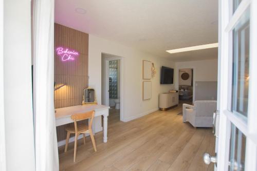 Bohemian Chic an Eclectic Escape-Hot Tub-Pet Friendly-No Pet Fees! in Albuquerque, USA