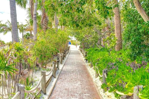 The Village breeze - 2 units, 4BR, 4Bath, Pool, Beach- Siesta Village Living!