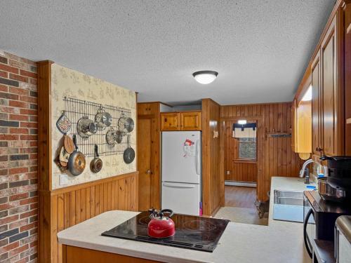 Delightful Cabin in Maine Woods in Unity