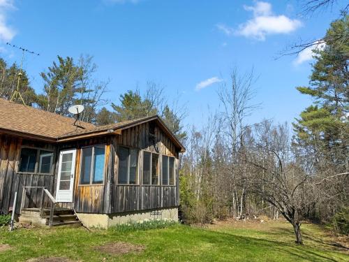 Delightful Cabin in Maine Woods in Unity