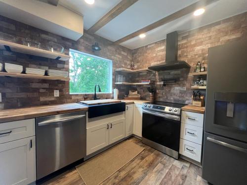 Charming Renovated Home Near Fayetteville, Rustic Retreat for Families