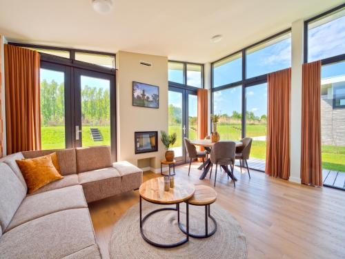 Holiday Home in Oud Ade near Kaag Lakes in เลเดอร์ดอร์พ