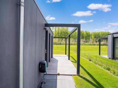 ระเบียง/ชานเรือน, Holiday Home in Oud Ade near Kaag Lakes in เลเดอร์ดอร์พ