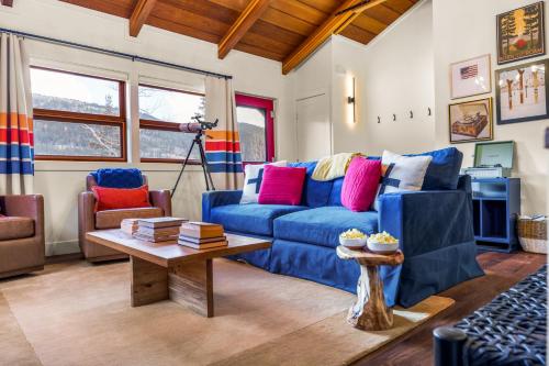 Hot Tub, Sauna, 20min to Breck, Cozy Modern Cabin in Blue River