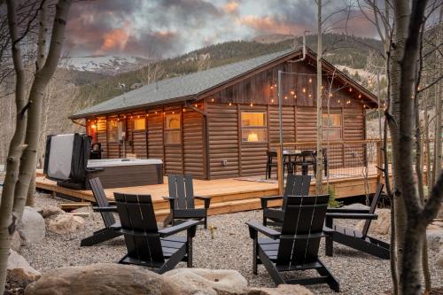 Hot Tub, Sauna, 20min to Breck, Cozy Modern Cabin in Blue River