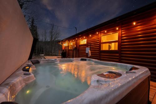 Hot Tub, Sauna, 20min to Breck, Cozy Modern Cabin in Blue River