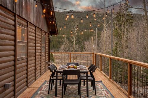 Hot Tub, Sauna, 20min to Breck, Cozy Modern Cabin in Blue River