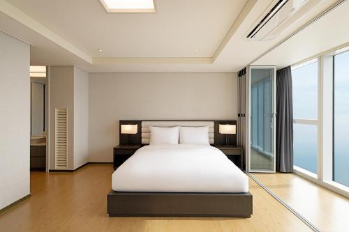 Ocean Grand Suite image 10