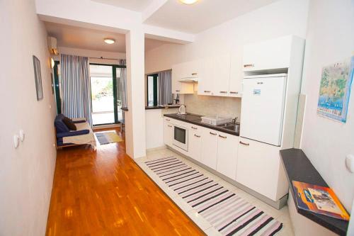 Apartment Jarak Center Makarska - image 3