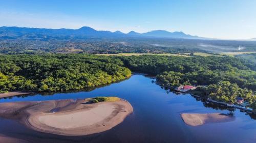 Costa azul para 15 personas con barbacoa y piscina in Barra De Santiago