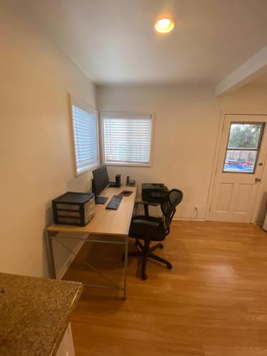 Charming Tarzana Retreat - Cozy 3 Bedroom Home in Tarzana