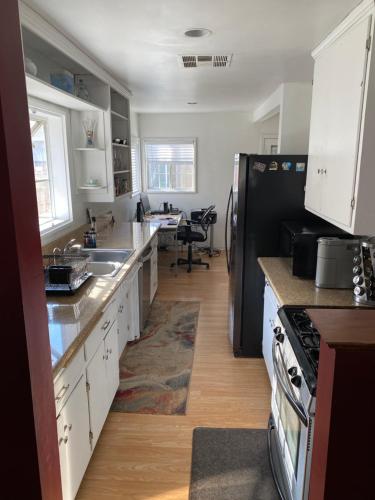 Charming Tarzana Retreat - Cozy 3 Bedroom Home in Tarzana