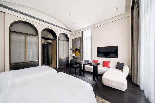 Louie Castle Sycamore Hotel