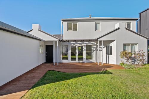 Hensman House - Queenstown Holiday Home - image 11