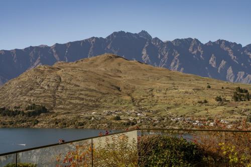 Hensman House - Queenstown Holiday Home - main image