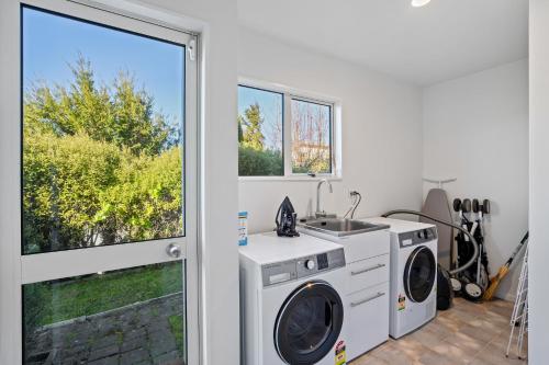 Hensman House - Queenstown Holiday Home - image 7