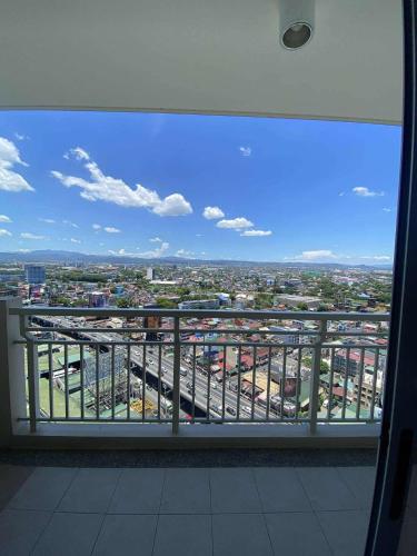 Family-Ready Skyline Retreat near BGC with Free Parking, Metro Manila