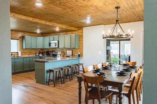 Northwood's Retreat on Pine Lake! With Hot Tub! in Rhinelander (WI)