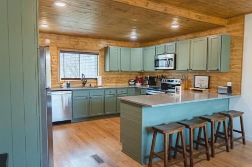 Northwood's Retreat on Pine Lake! With Hot Tub! in Rhinelander (WI)