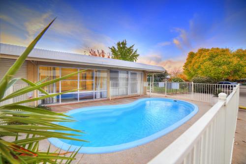 Boulevarde Motor Inn The 4-star Boulevarde Motor Inn offers comfort and convenience whether youre on business or holiday in Wagga Wagga. The hotel has everything you need for a comfortable stay. Facilities like luggage s