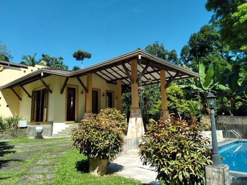 Luxury Bungalow In Galle in Akmeemana