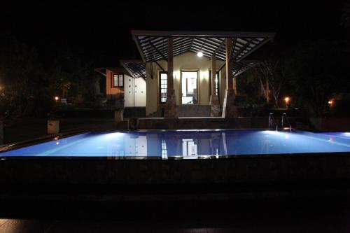 Luxury Bungalow In Galle in Akmeemana