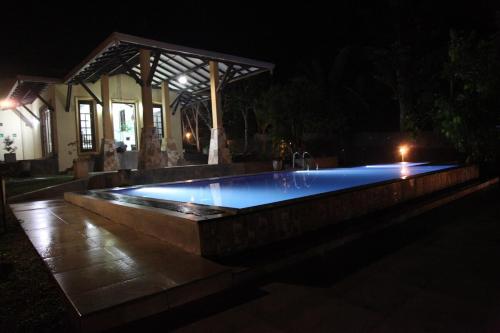 Luxury Bungalow In Galle in Akmeemana