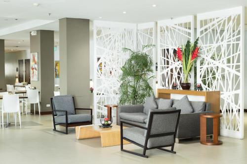 Microtel by Wyndham Acropolis