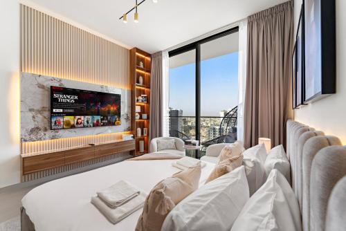 Chic Studio with Balcony and Gym at JVC, Dubai (photo 2)