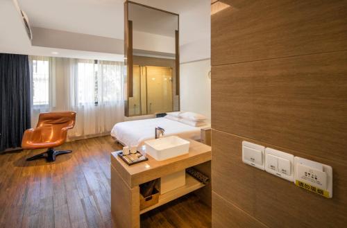 Double Room with Garden View image 7