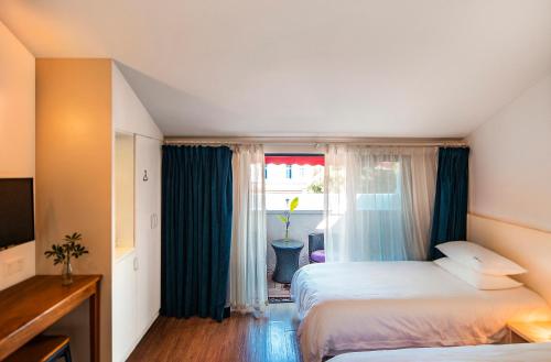 Twin Room with Sunlight Rock View image 5