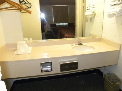 Guest Inn Rogers Located in West Olrich, Guest Inn Rogers is a perfect starting point from which to explore Rogers (AR). The hotel offers guests a range of services and amenities designed to provide comfort and conven