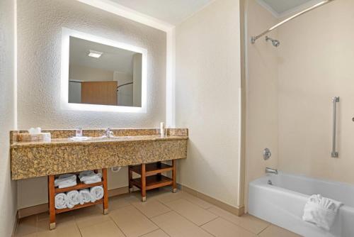 Comfort Suites Monroe - image 11