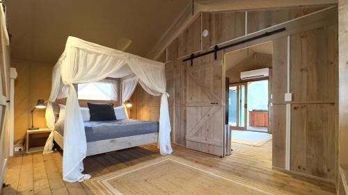 1 double bed, 4 bunk beds