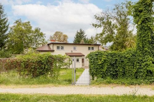 Spacious House with Parking & Garden by Noclegi Renters, Warschau
