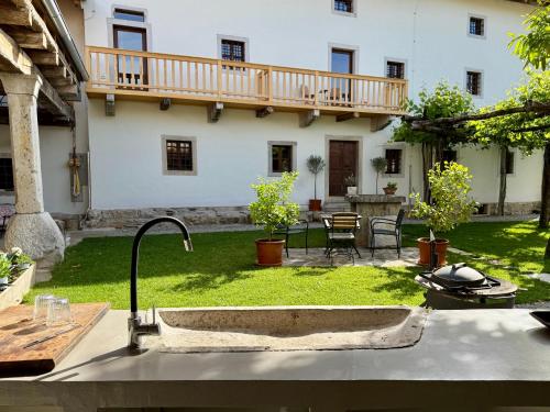 Viesnīcas āriene, Vila Kobdilj 1835 Historic Homestead with Shared Courtyard in Stanjel