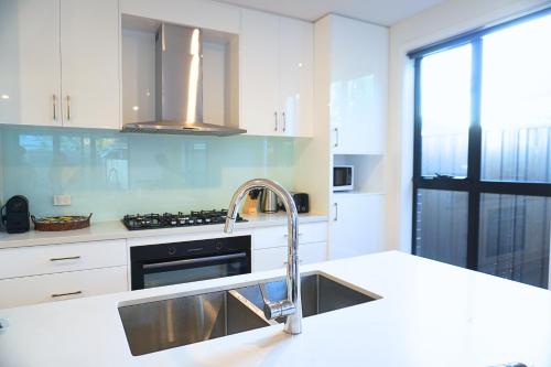 廚房, Brand New Home with Private Rooms in 富茨克雷