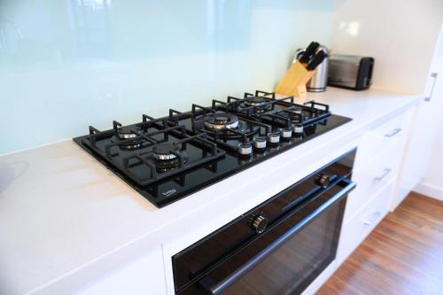 廚房, Brand New Home with Private Rooms in 富茨克雷