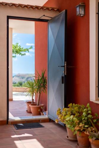 ระเบียง/ชานเรือน, Hilltop Haven by Fidalsa in อะเลโด