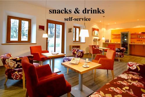 酒吧/高級酒吧, Spiele- und Buchhotel Tschitscher in 尼科爾斯多夫