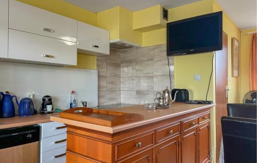 virtuve, 1 Bedroom Beautiful Home In Nowe Warpno in Nowe Warpno