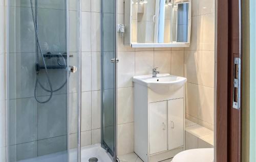 Vannas istaba, 1 Bedroom Beautiful Home In Nowe Warpno in Nowe Warpno