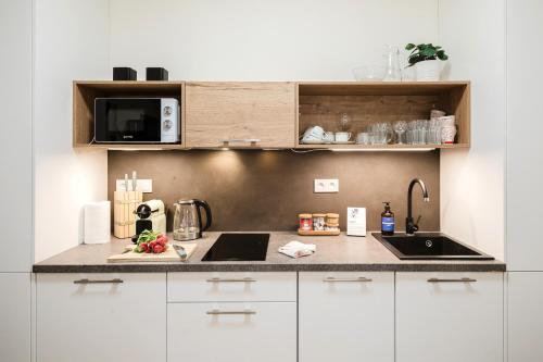 Prague Days - One-bedroom Apartment with Netflix and High Speed WiFi in Karlín - image 2