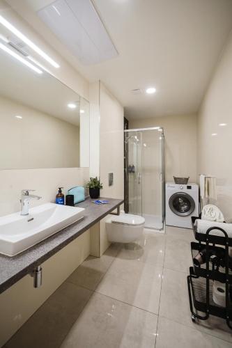 Prague Days - One-bedroom Apartment with Netflix and High Speed WiFi in Karlín - image 8