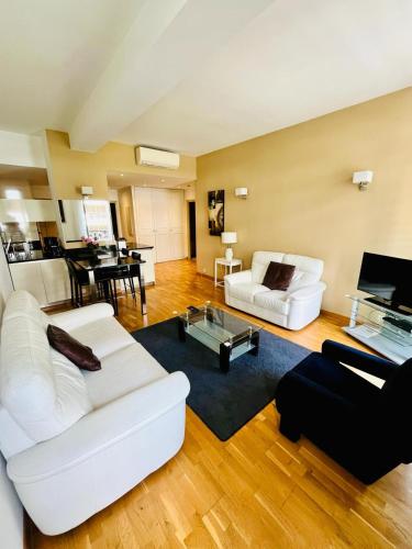 Golden Triangle 2Br/2Ba - Tap to explore photos