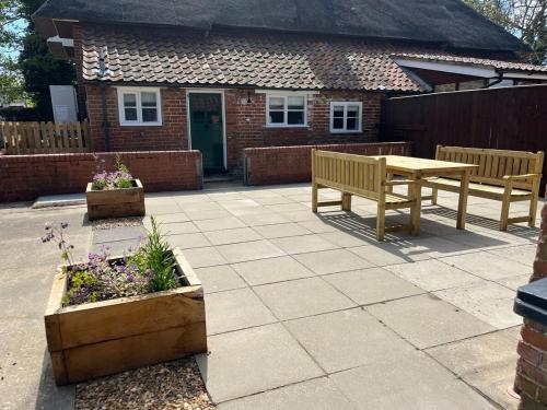 1 Brook Cottage, Sotterley Estate in เบคเคิล