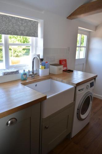 1 Brook Cottage, Sotterley Estate in เบคเคิล